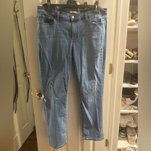 Levi’s straight classic light wash jeans